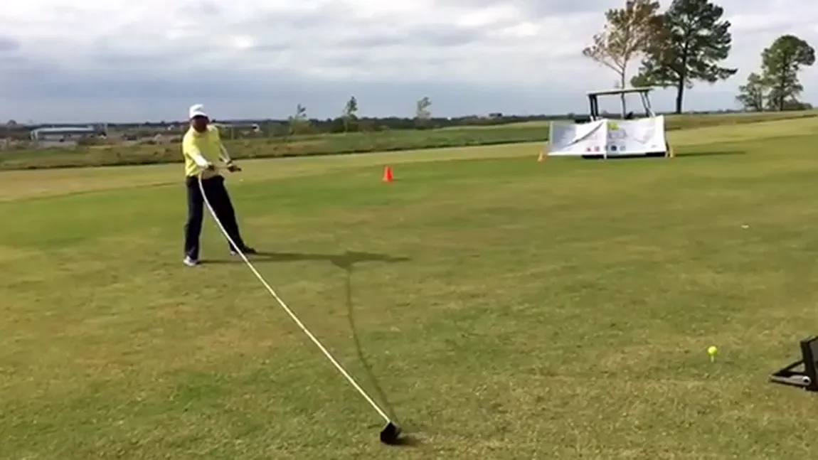 Performanţă de CARTEA RECORDURILOR. A jucat golf cu o crosă de ŞASE metri VIDEO