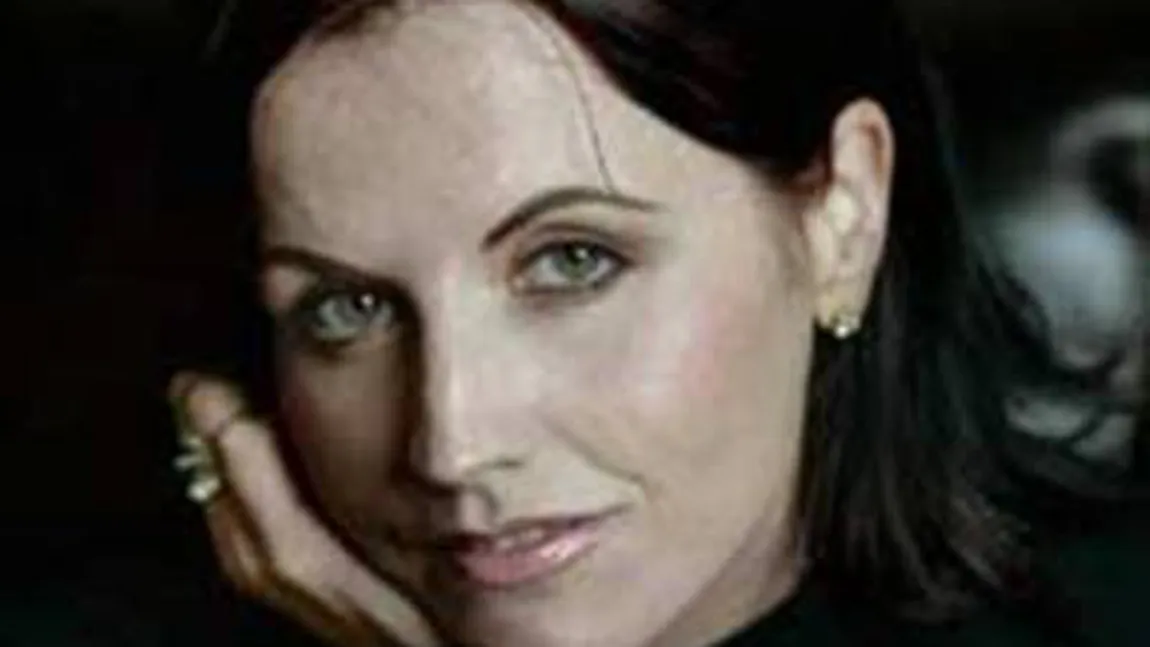 Sute de oameni s-au aşezat la coadă, în ciuda ploii, pentru a îşi lua rămas bun de la Dolores O'Riordan