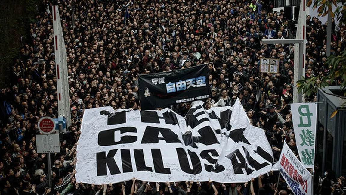 Noi VIOLENŢE la Hong Kong: Protestatarii au încercat să intre în sediul Parlamentului