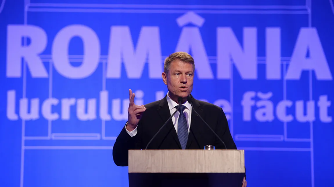 ALEGERI 2014: I se şopteşte sau nu lui Klaus Iohannis imnul în cască de către consilieri? VIDEO