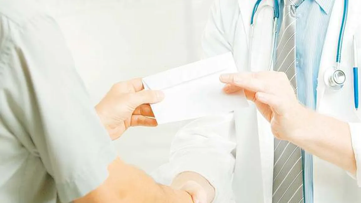 Un medic rezident din Constanţa, trimis în judecată pentru luare de mită