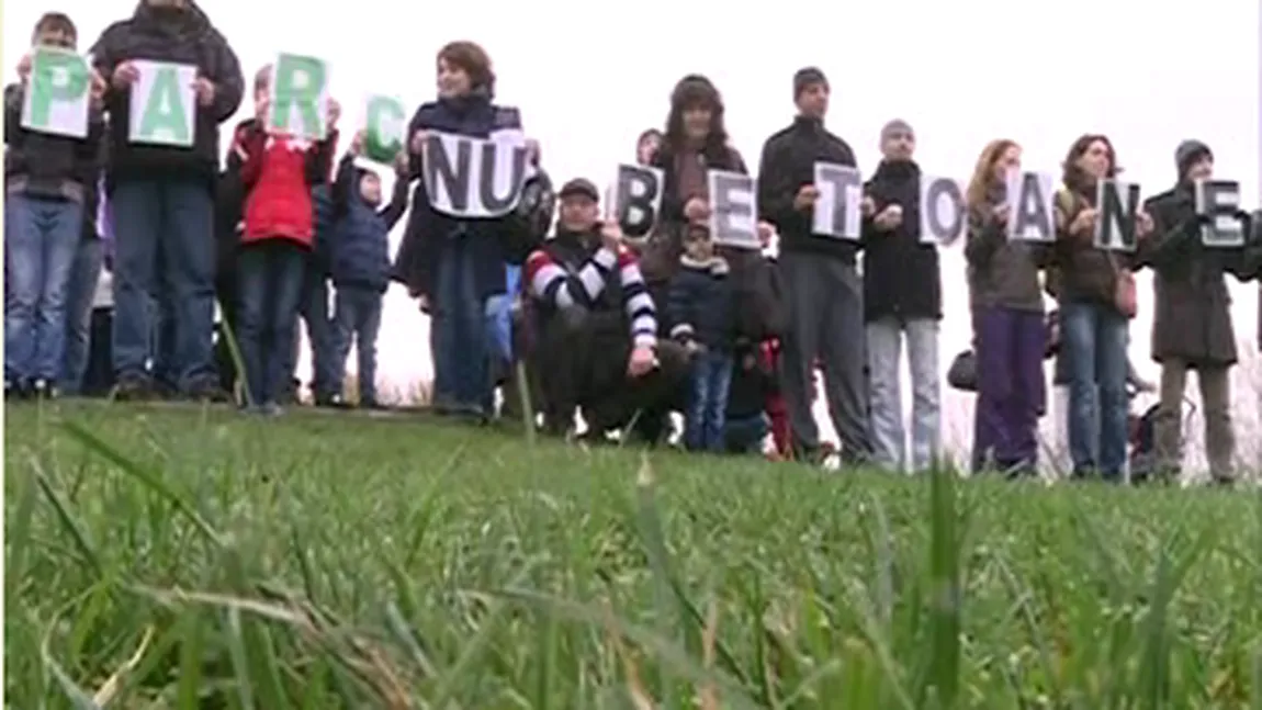 Protest de amploare în parcul IOR din Capitală faţă de primarul Robert Negoiţă VIDEO