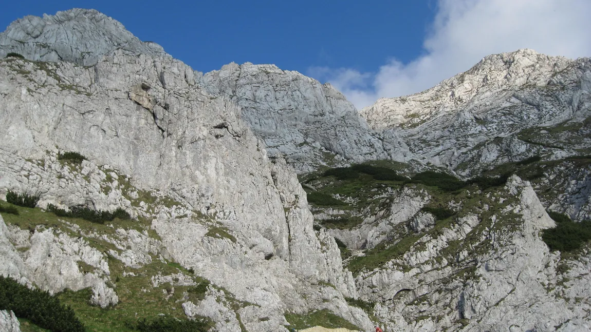 Un turist a căzut într-o prăpastie în Munţii Făgăraş. A fost adus cu elicopterul la Bucureşti.