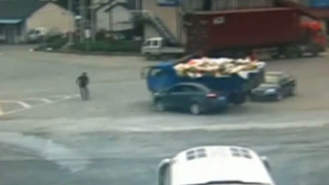 A scăpat ca prin miracol: Pieton, la un pas să fie strivit de două autovehicule în China VIDEO