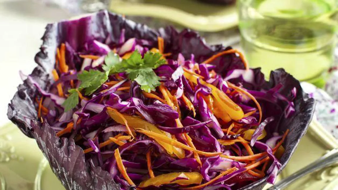Salata de varza rosie, merge în combinaţie cu aproape orice mâncare