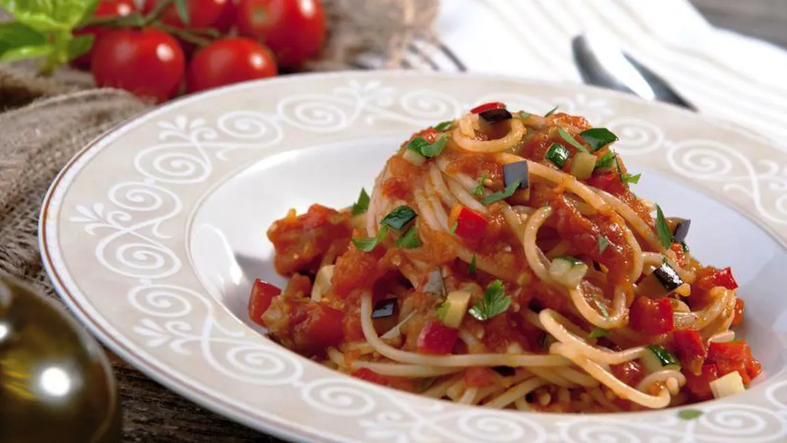 REŢETA DE POST: Spaghete cu legume şi sos de roşii