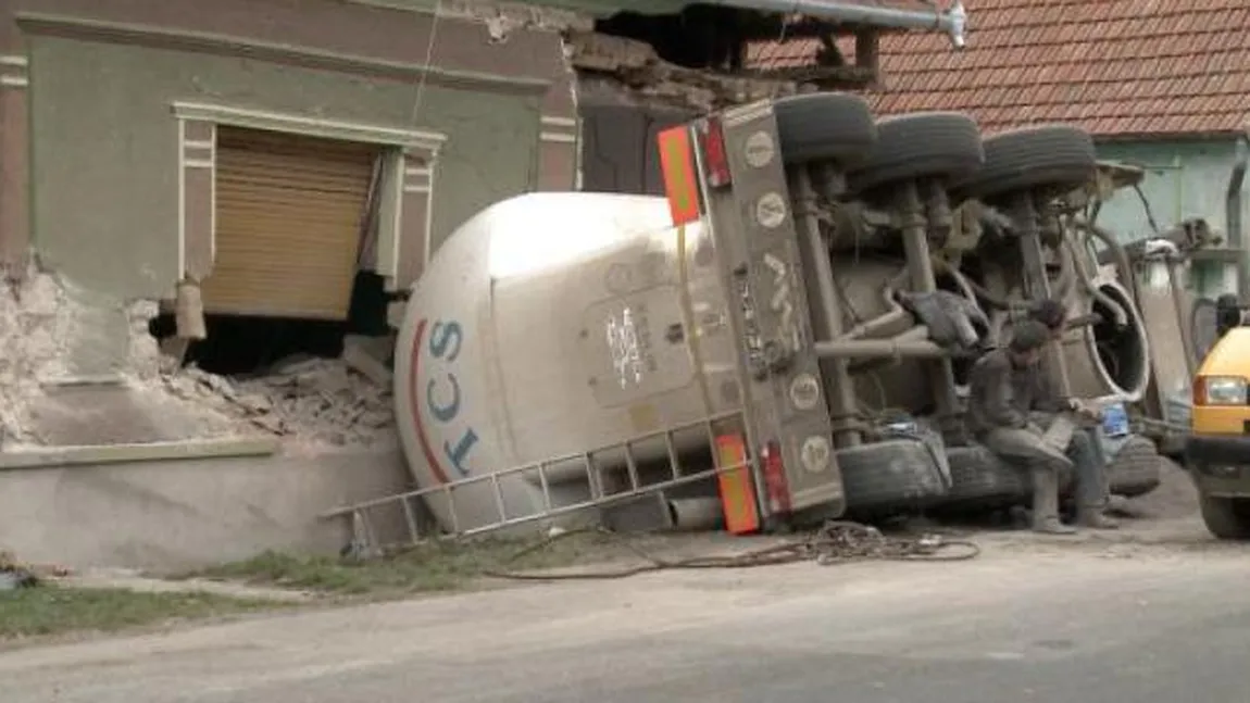 ACCIDENT GRAV: Un TIR s-a răsturnat peste o casă FOTO