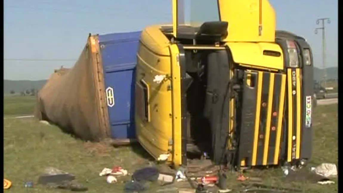 TIR cu ciment, răsturnat pe şoseaua de centură din Focşani. Circulaţia, blocată