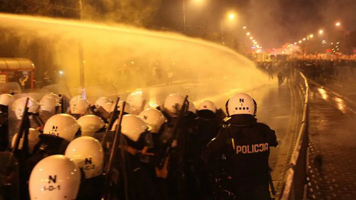 Proteste VIOLENTE în POLONIA. Grupurile naţionaliste s-au bătut cu jandarmii VIDEO