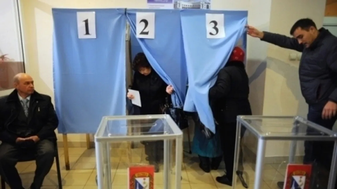 REZULTATE ALEGERI TURUL II. Peste 18 milioane de alegători, aşteptaţi la urne pentru a-şi alege preşedintele