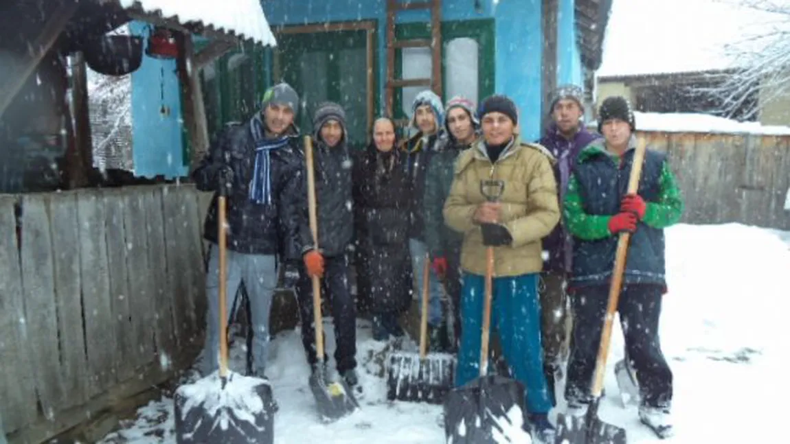 Povestea incredibilă a celor ŞAPTE TINERI ROMI SĂRACI care dau lecţii de omenie tuturor românilor FOTO