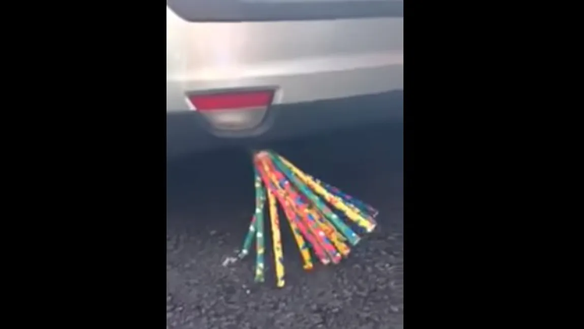 Cel mai AMUZANT sunet. Ce se întâmplă când pui aşa ceva în ţeava de eşapament a maşinii VIDEO