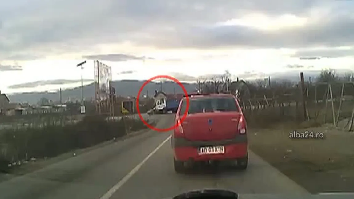 ACCIDENT SPECTACULOS suprins de o cameră video: Un camion intră într-o maşină VIDEO