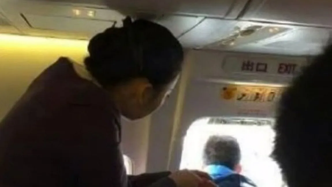 Un pasager panicat, gest INCREDIBIL la primul zbor cu avionul. Explicaţia lui a lăsat MASCĂ echipajul