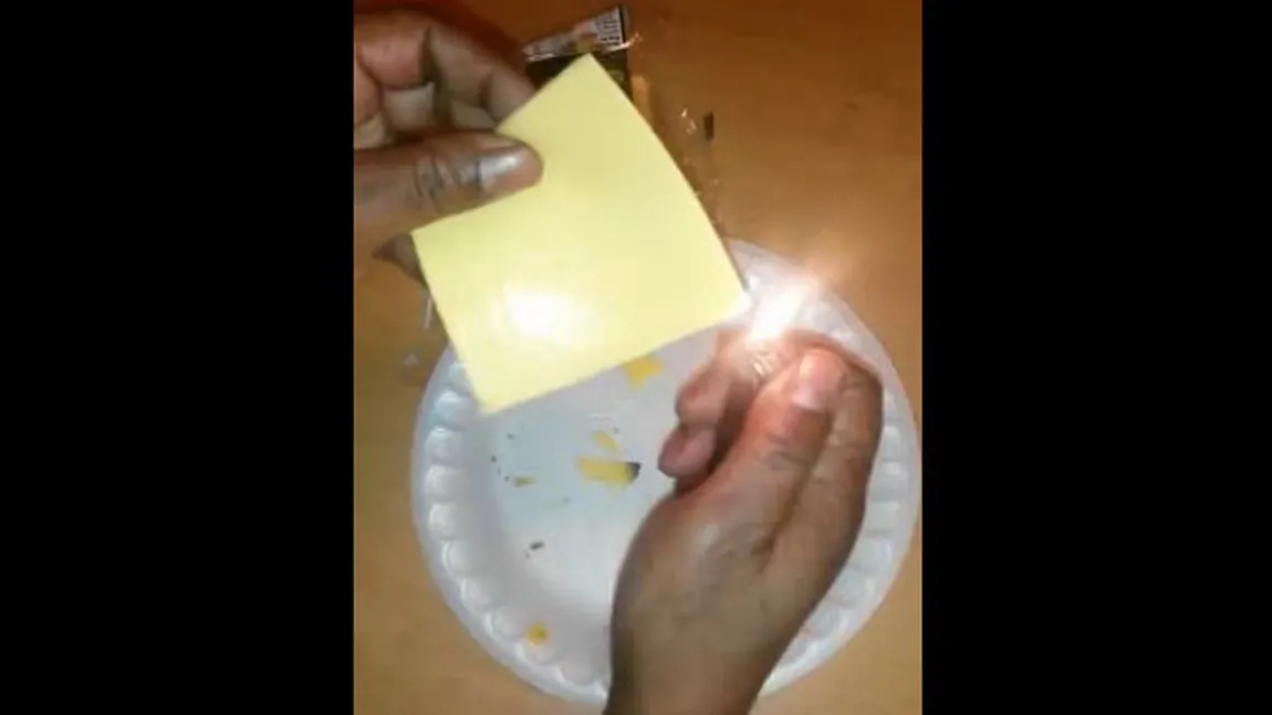 Experiment inedit. Ce se întâmplă dacă dai foc la brânza topită