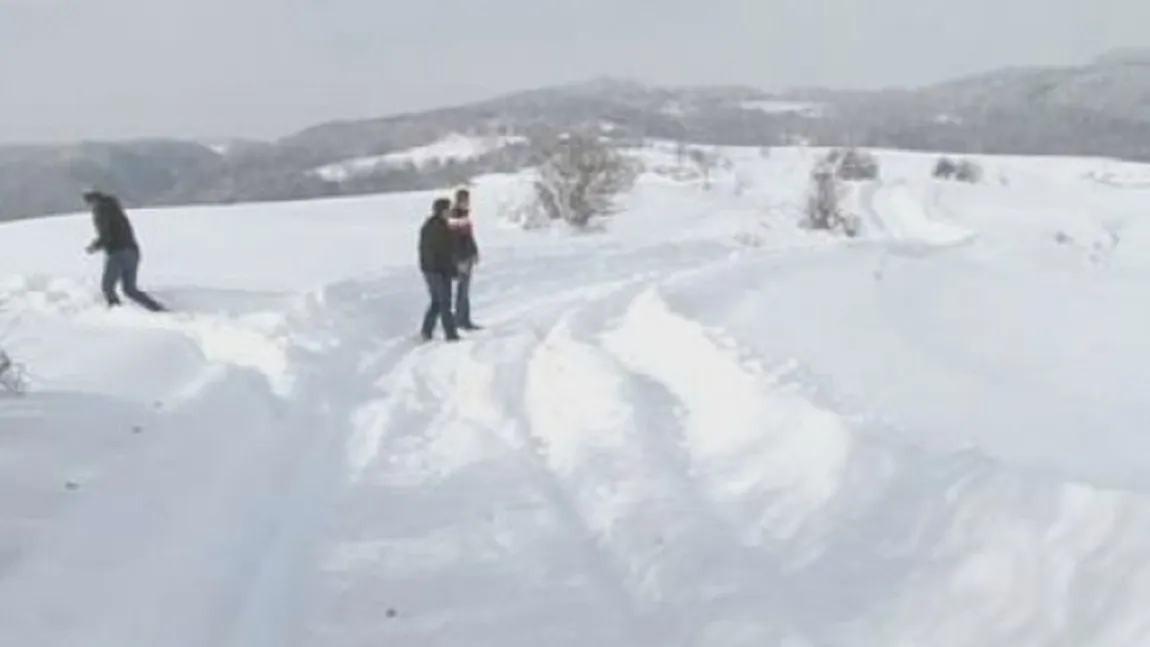 Bărbat găsit îngheţat pe câmp. Cadrele medicale i-au tăiat cizmele pentru a-l descălţa