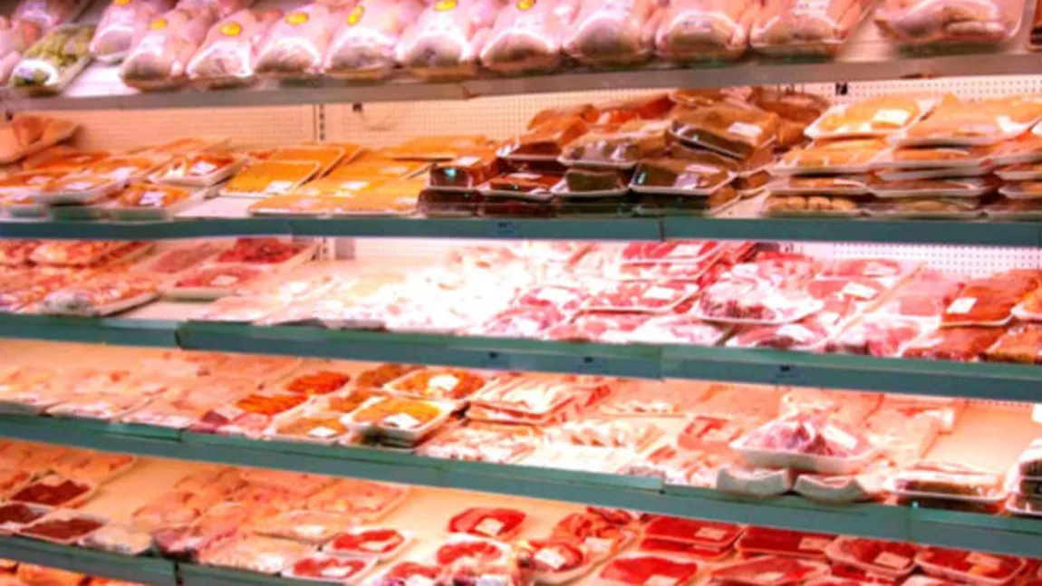 ALERTĂ SANITARĂ înainte de Sărbători: Peste 40 de kg de carne EXPIRATĂ, confiscate de poliţişti