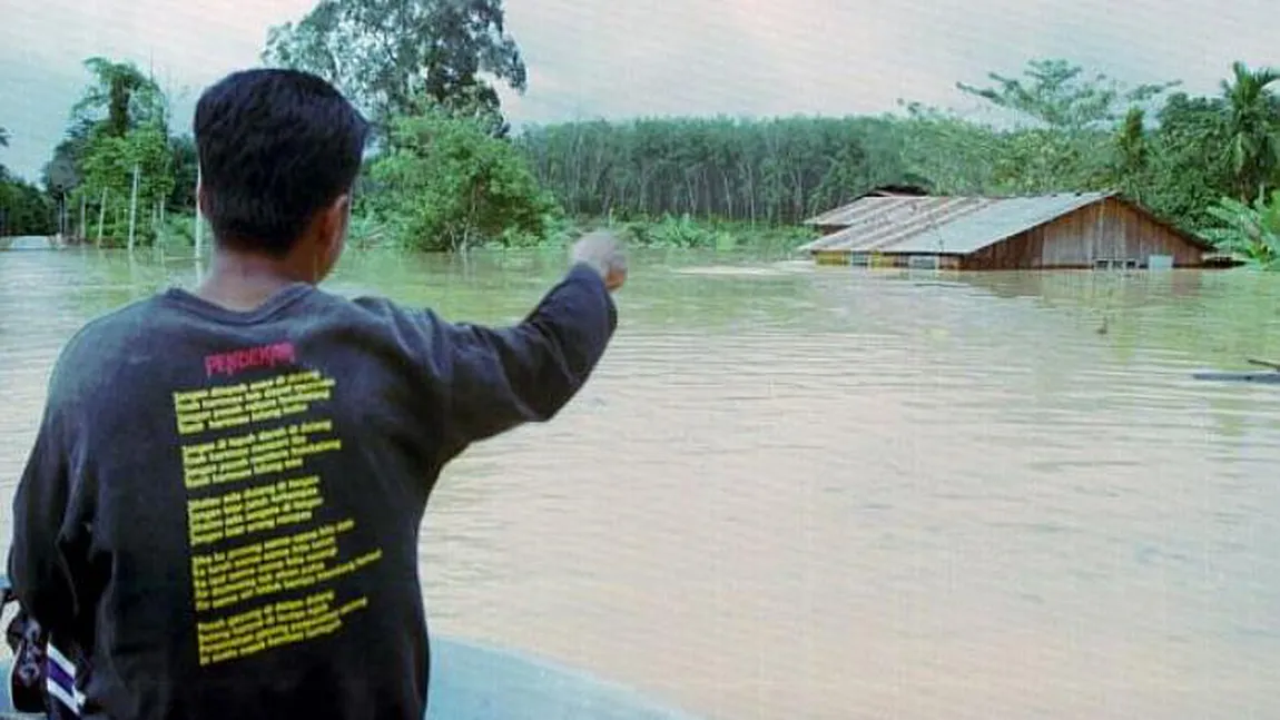 Turiştii ROMÂNI blocaţi de inundaţii în Malaezia au fost evacuaţi GALERIE FOTO