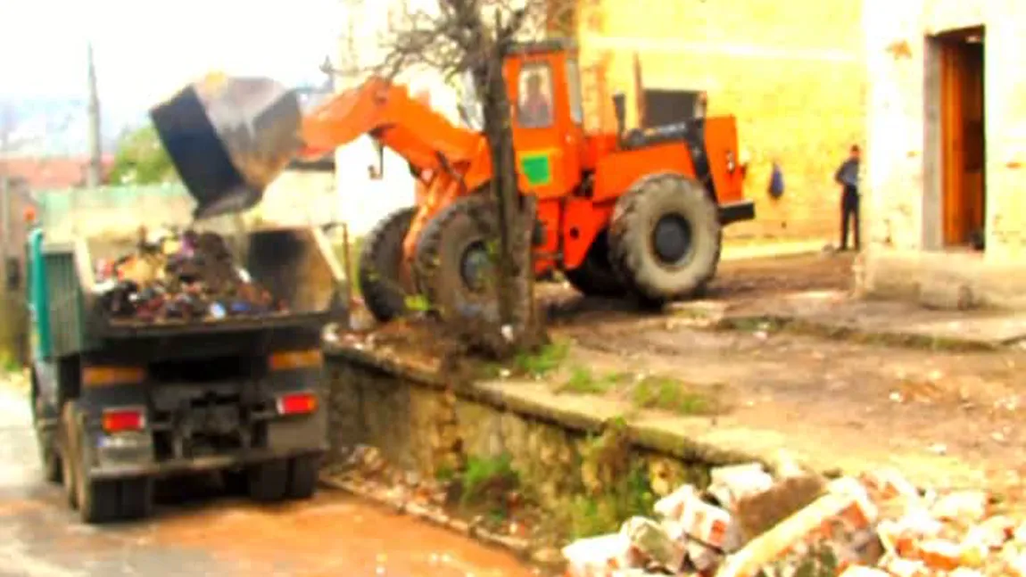EVACUARE cu SCANDAL în Caraş-Severin. O femeie cu nouă copii a ameninţat că se sinucide