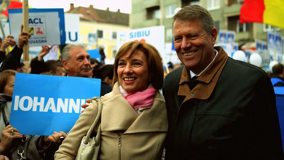 Carmen Iohannis, o apariţie ELEGANTĂ la învestirea soţului său în funcţia de preşedinte al României FOTO