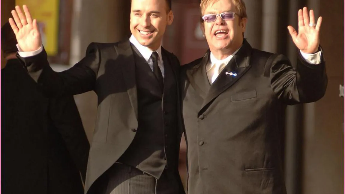O căsătorie mult aşteptată: Elton Jonh şi David Furnish şi-au unit legal destinele după 20 de ani FOTO