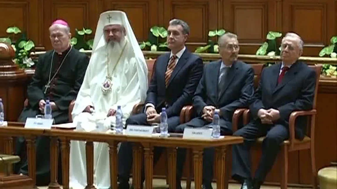 Moment CIUDAT la învestirea lui Klaus Iohannis. Doarme sau nu Ion Iliescu? VIDEO