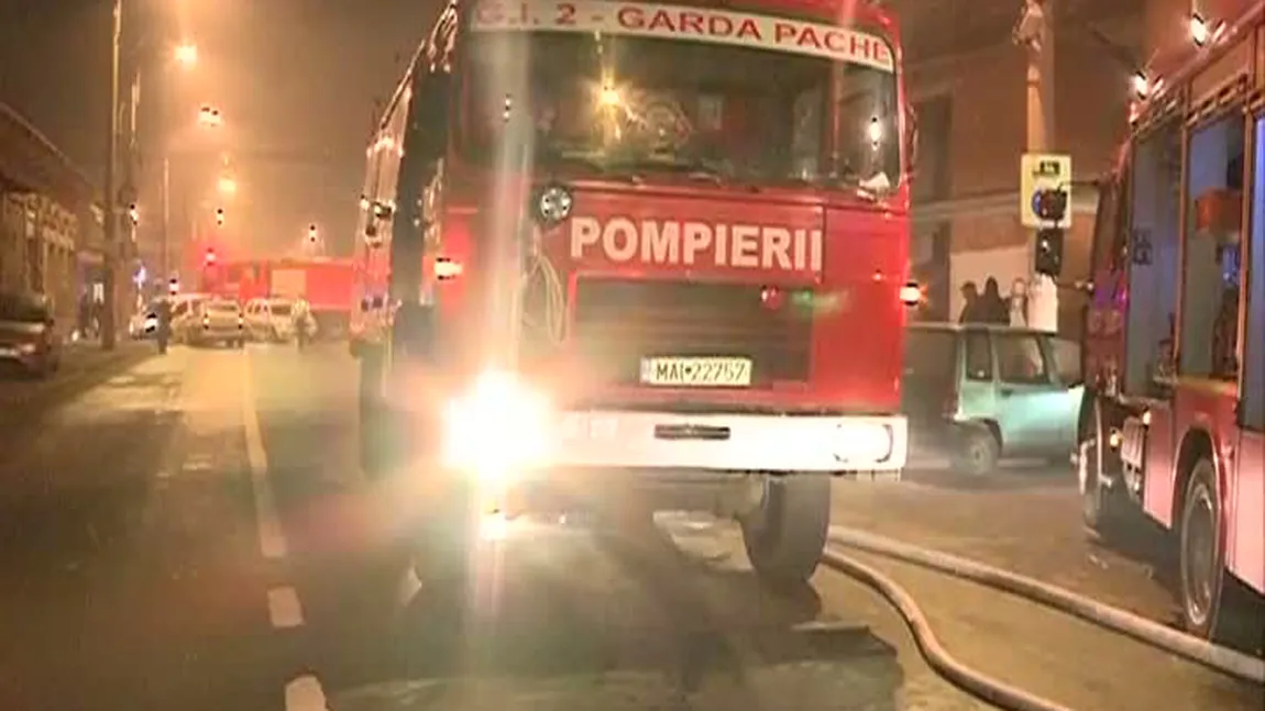 Incendiu PUTERNIC la un service auto din Bucureşti. Mai multe MAŞINI, cuprinse de FLĂCĂRI VIDEO