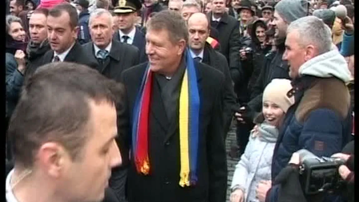 ZIUA NAŢIONALĂ A ROMÂNIEI. Preşedintele ales Klaus Iohannis, baie de mulţime la Alba Iulia VIDEO