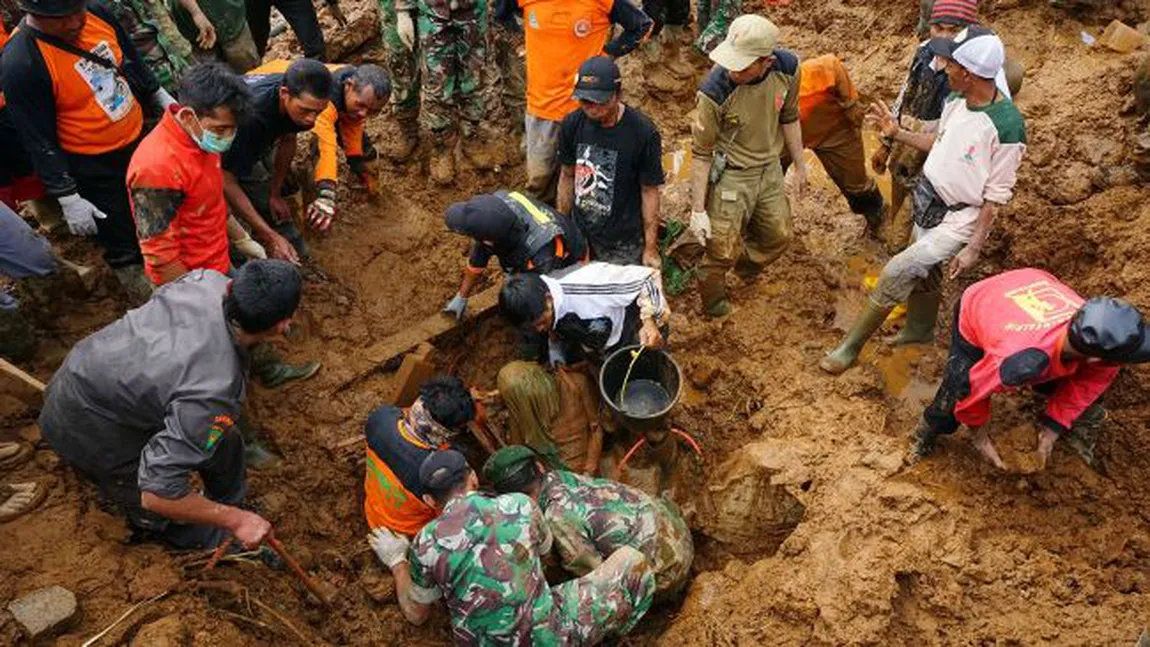 Alunecare de teren în Indonezia: Cel puţin 39 de morţi şi zeci de dispăruţi