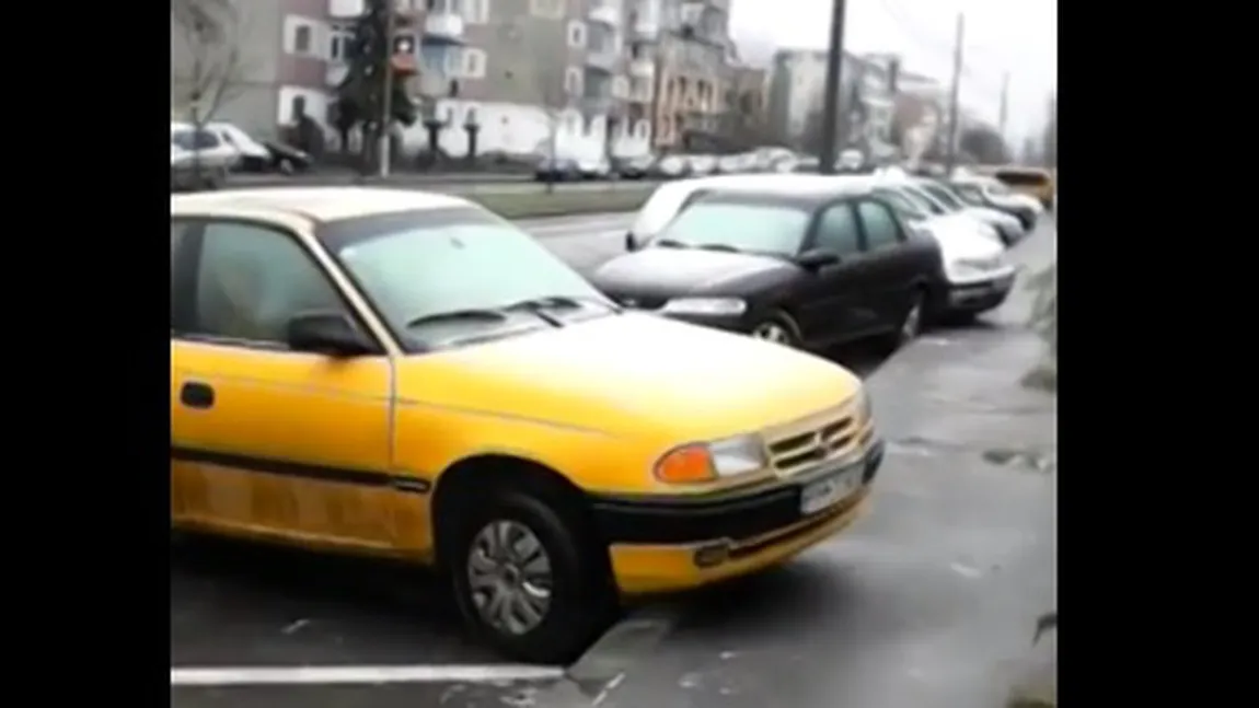 Şase maşini parcate, lovite în Craiova. Şoferul vinovat a fugit