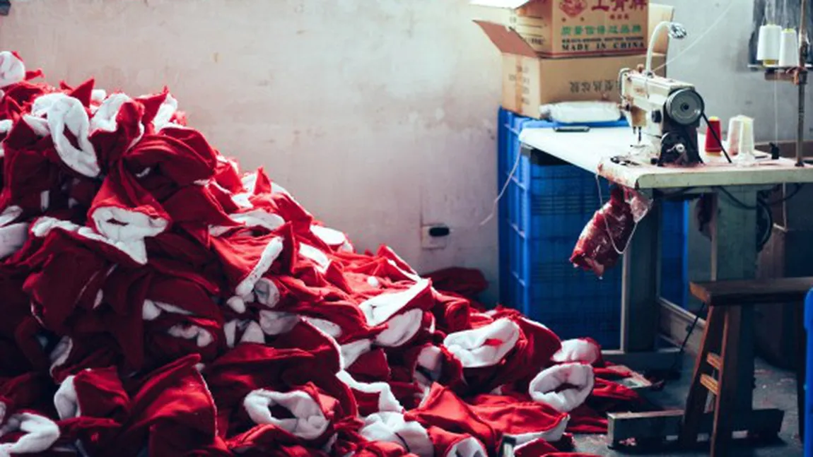 Fabrica lui MOŞ CRĂCIUN este într-un orăşel din China. Uite cum sunt pregătite CADOURILE FOTO