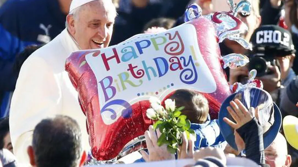 Ajutor de la Domnul: Papa Francisc a împărţit saci de dormit pentru oamenii fără adăpost