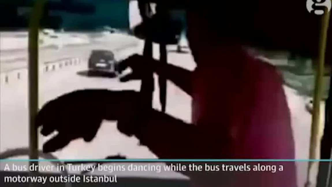 Imagini incredibile: Şofer de autobuz dansează în mers, în Turcia VIDEO