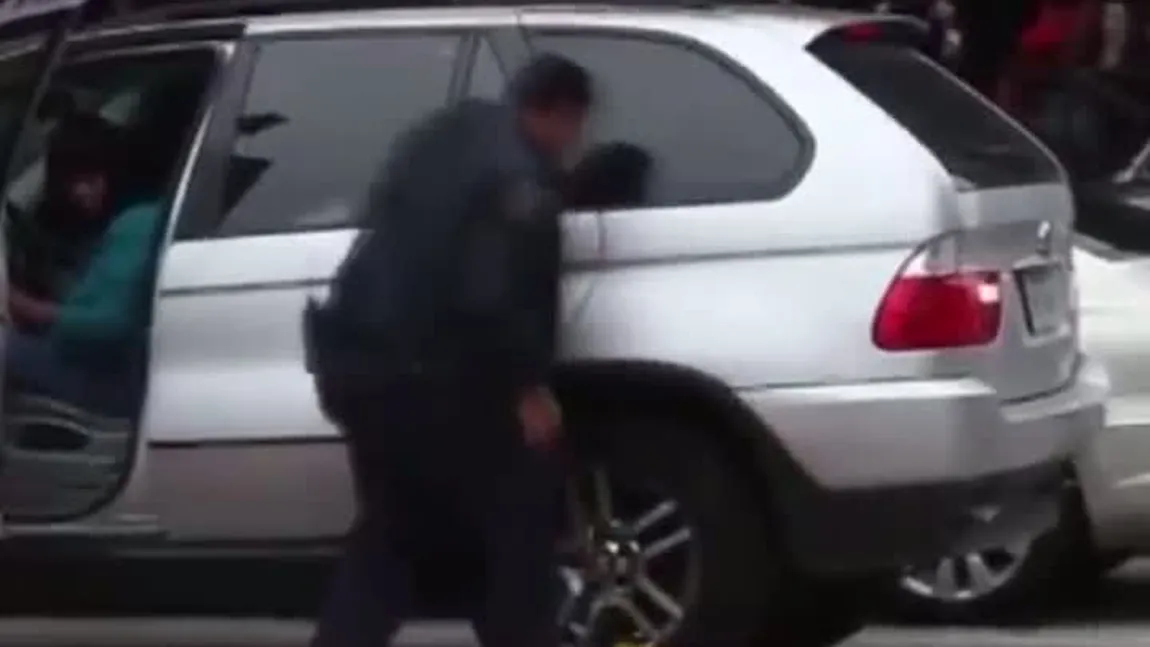 Imagini incredibile surprinse în Statele Unite: O şoferiţă a încercat să plece cu roata blocată VIDEO