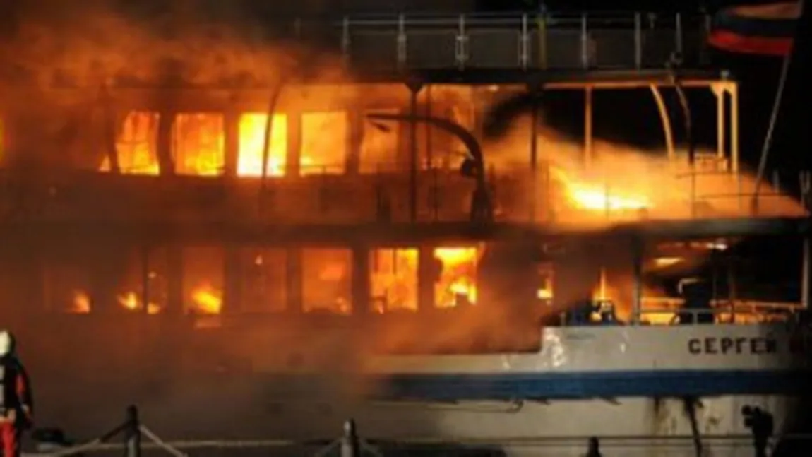 Un vas de pescuit a luat foc în Portul Constanţa. Nu există victime
