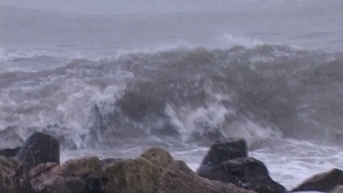 Furtună periculoasă, dar spectaculoasă: Valuri de 8 metri pe Marea Neagră VIDEO
