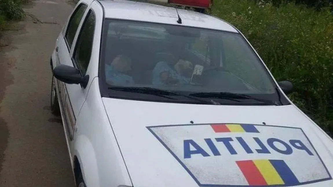 Mai jenant de atât nu se poate. Ce făceau doi poliţişti români în maşina de serviciu FOTO