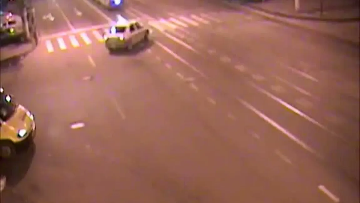 Accident spectaculos, surprins de camerele de supraveghere. O maşină a fost spulberată de tramvai VIDEO