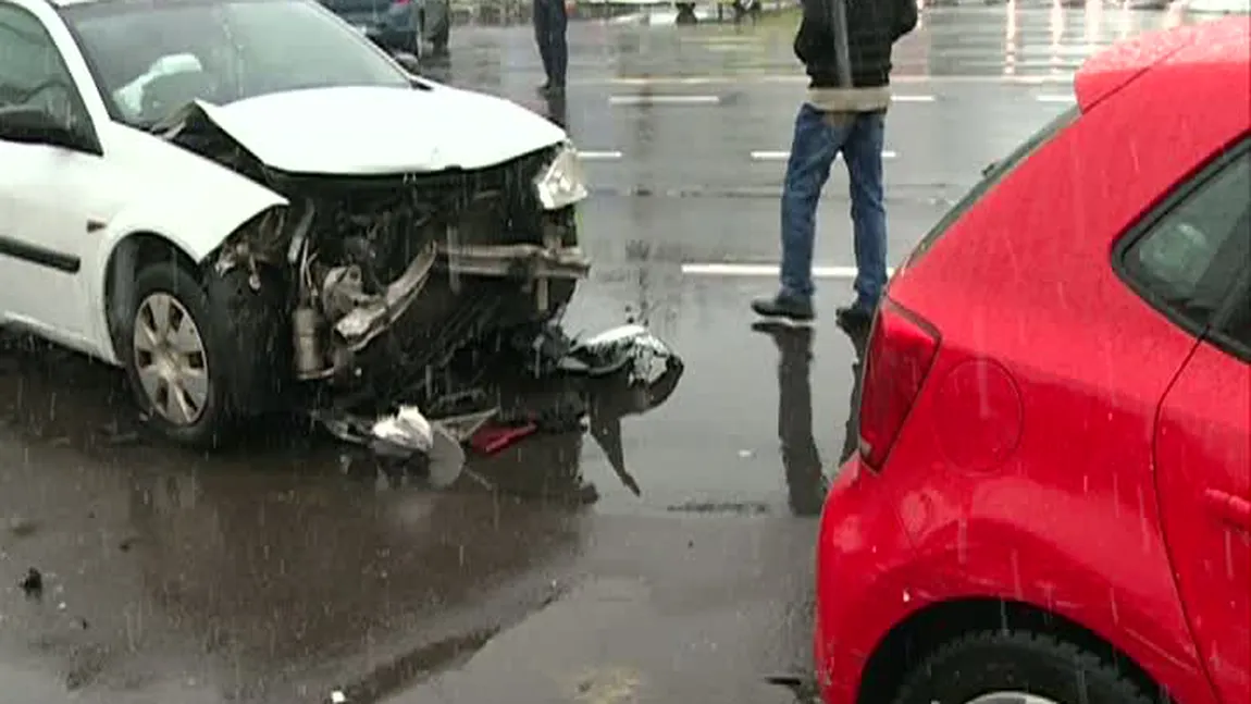 Accident în Crângaşi: Două maşini s-au tamponat după ce o şoferiţă nu a acordat prioritate