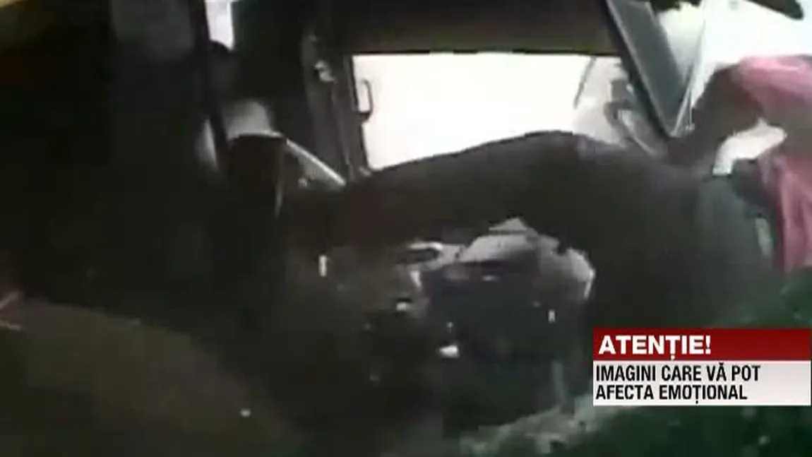 ACCIDENT SPECTACULOS în SUA: Şoferul unui autobuz a ieşit prin parbriz