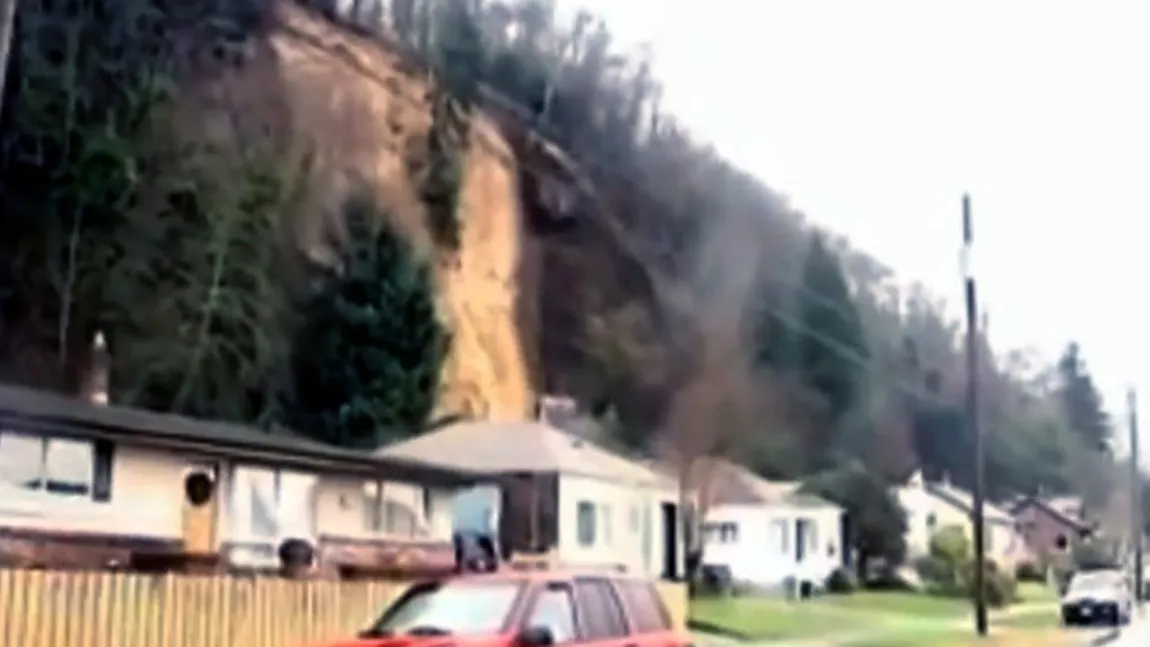ALUNECARE de TEREN BUCLUCAŞĂ: O casă a fost mutată mai mulţi metri, dar nu a fost distrusă VIDEO