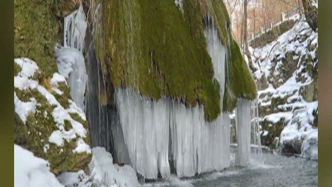 Spectacol al naturii: Cascada Bigăr s-a transformat într-un palat de cleştar VIDEO