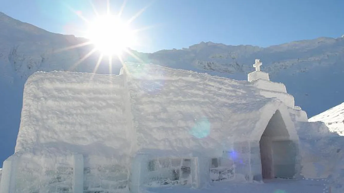 Biserica de gheaţă de la Bâlea Lac, aproape finalizată. Preoţii se pregătesc să oficieze primele botezuri