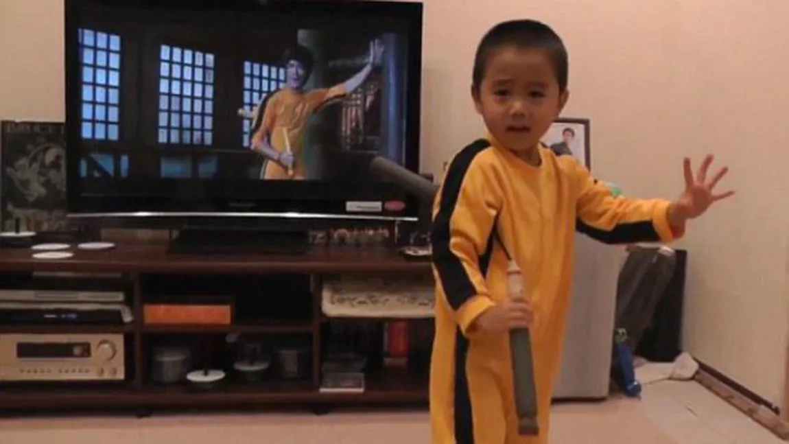 Calităţi incredibile. Un copil de 4 ani îl imită pe Bruce Lee la perfecţie VIDEO