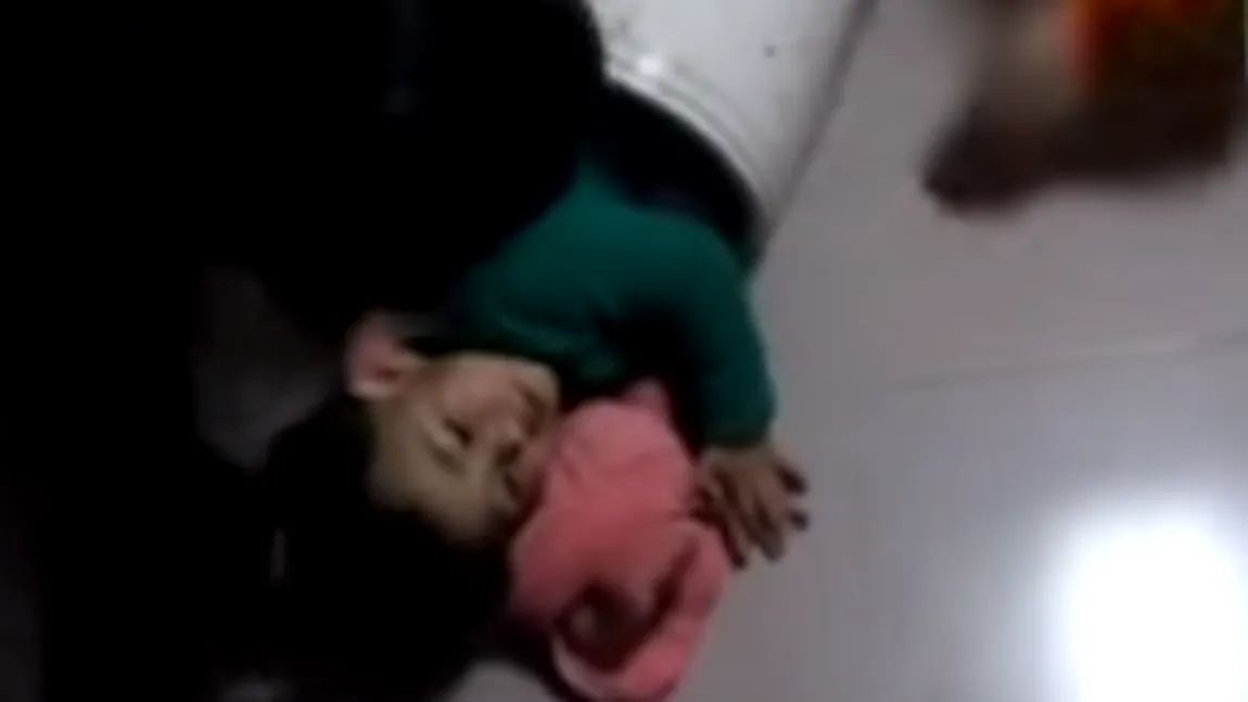Copil de doi ani, rămas blocat într-o maşină de spălat. Uite cum a fost salvat VIDEO