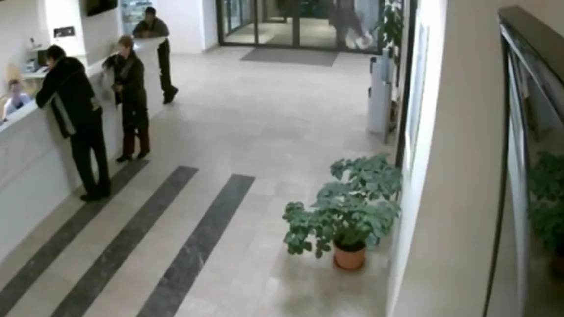 REVOLTĂTOR: Mamă surprinsă în momentul în care îşi abandonează copilul VIDEO