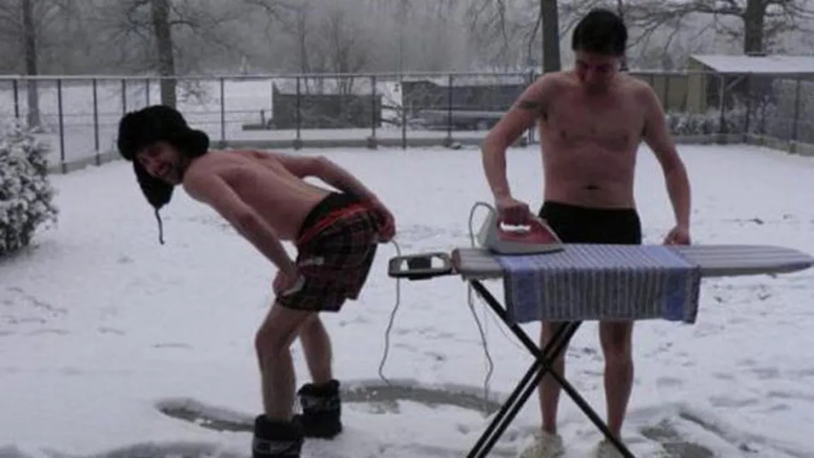 FIE IARNA cât de GREA, OAMENII se pot DISTRA. Cele mai amuzante imagini cu iz de nea FOTO
