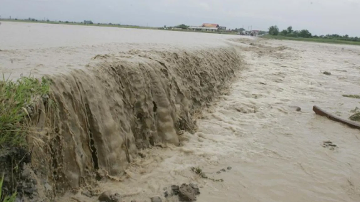 ATENŢIONARE HIDROLOGICĂ pentru mai multe râuri din ţară. În ce zone este PERICOL de INUNDAŢII. VEZI HARTA