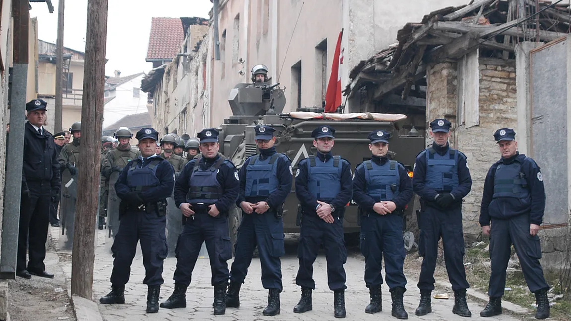 Incidente violente între poliţişti şi mii de manifestanţi în faţa sediului guvernului de la Pristina
