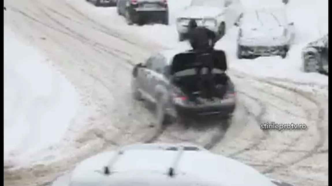 METODĂ INEDITĂ. Iată cum poţi să scoţi maşina din zăpadă VIDEO